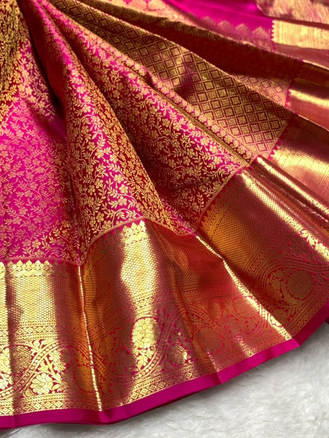 Allure Dark Pink Pure Banarasi Silk Saree With Tantalizing Blouse Piece