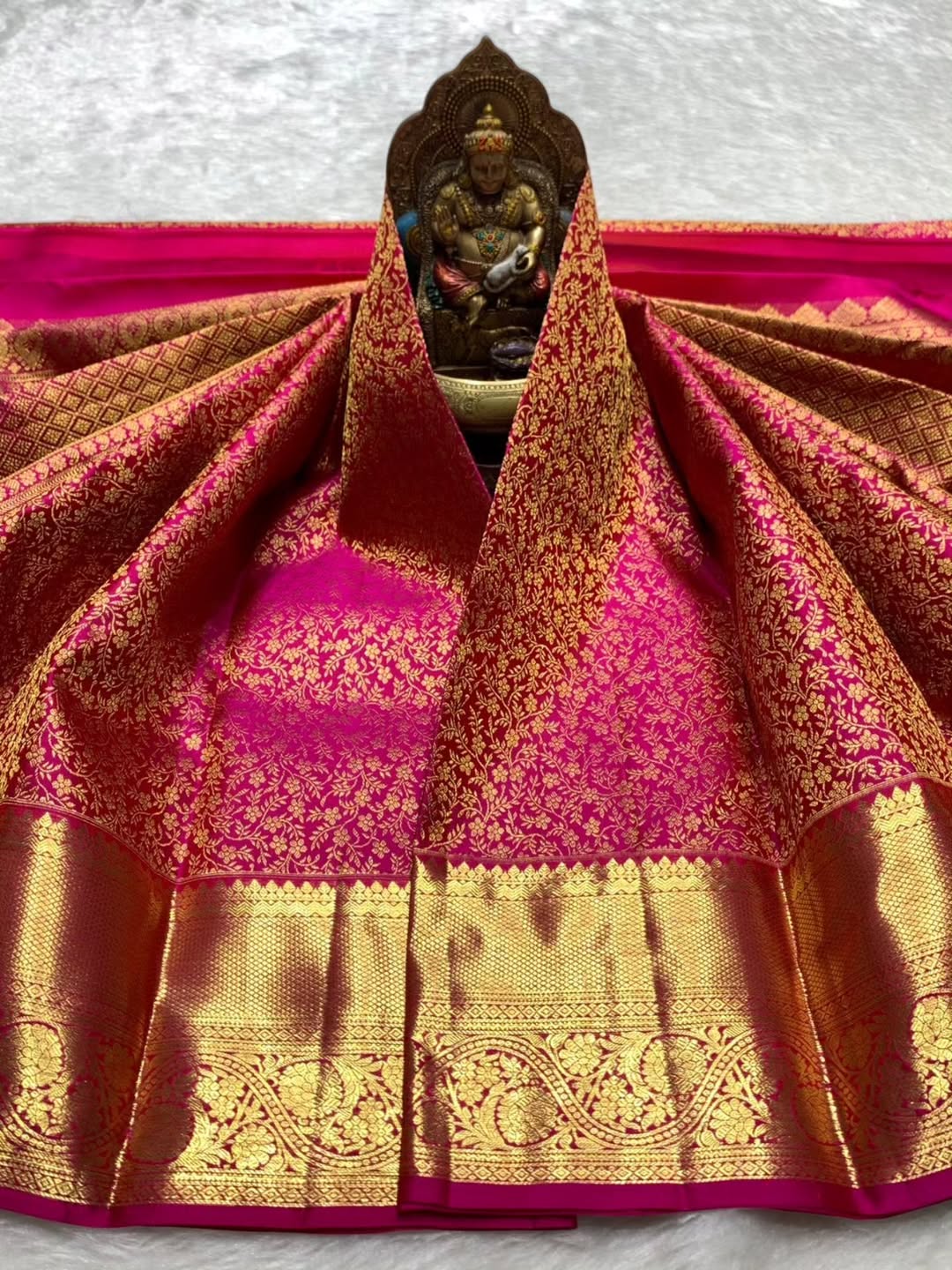 Allure Dark Pink Pure Banarasi Silk Saree With Tantalizing Blouse Piece