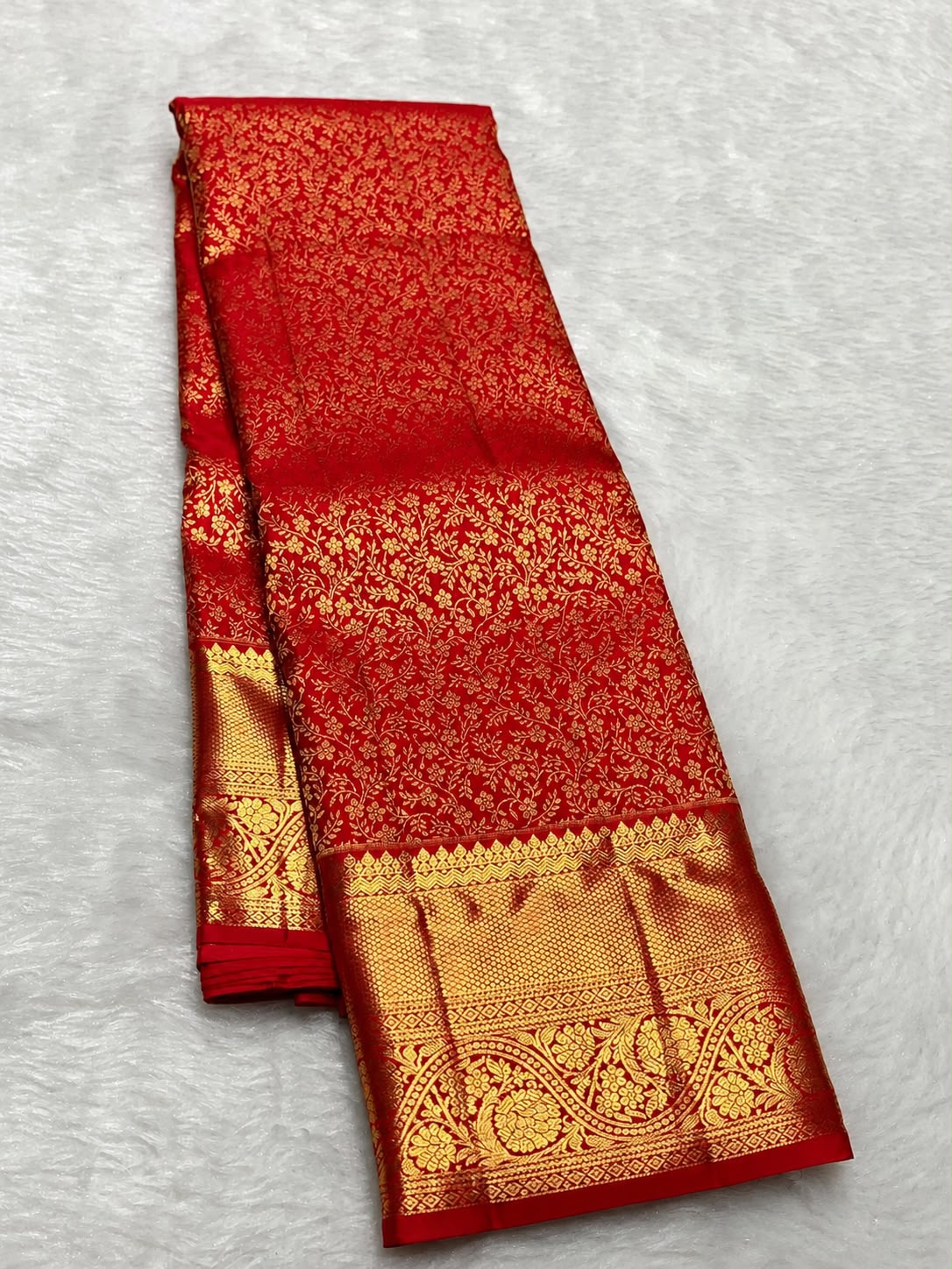 Divine Red Pure Banarasi Silk Saree With Petrichor Blouse Piece
