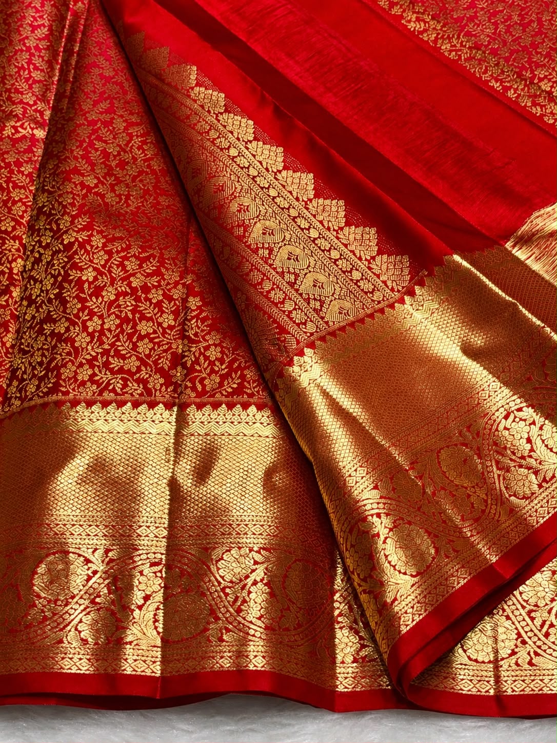 Divine Red Pure Banarasi Silk Saree With Petrichor Blouse Piece