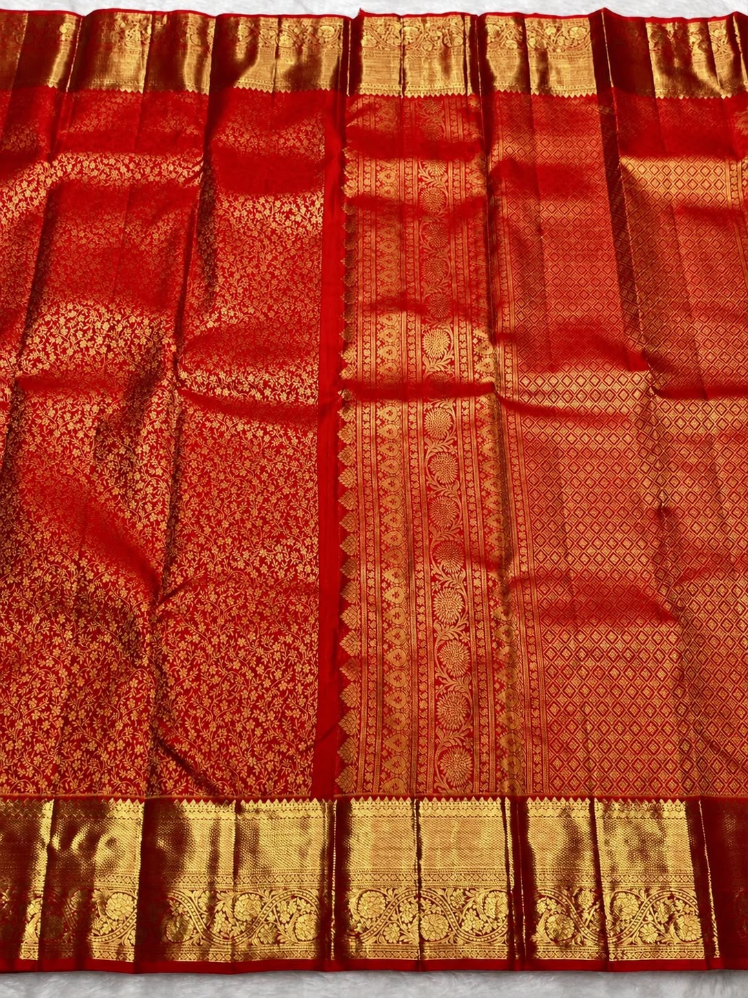 Divine Red Pure Banarasi Silk Saree With Petrichor Blouse Piece