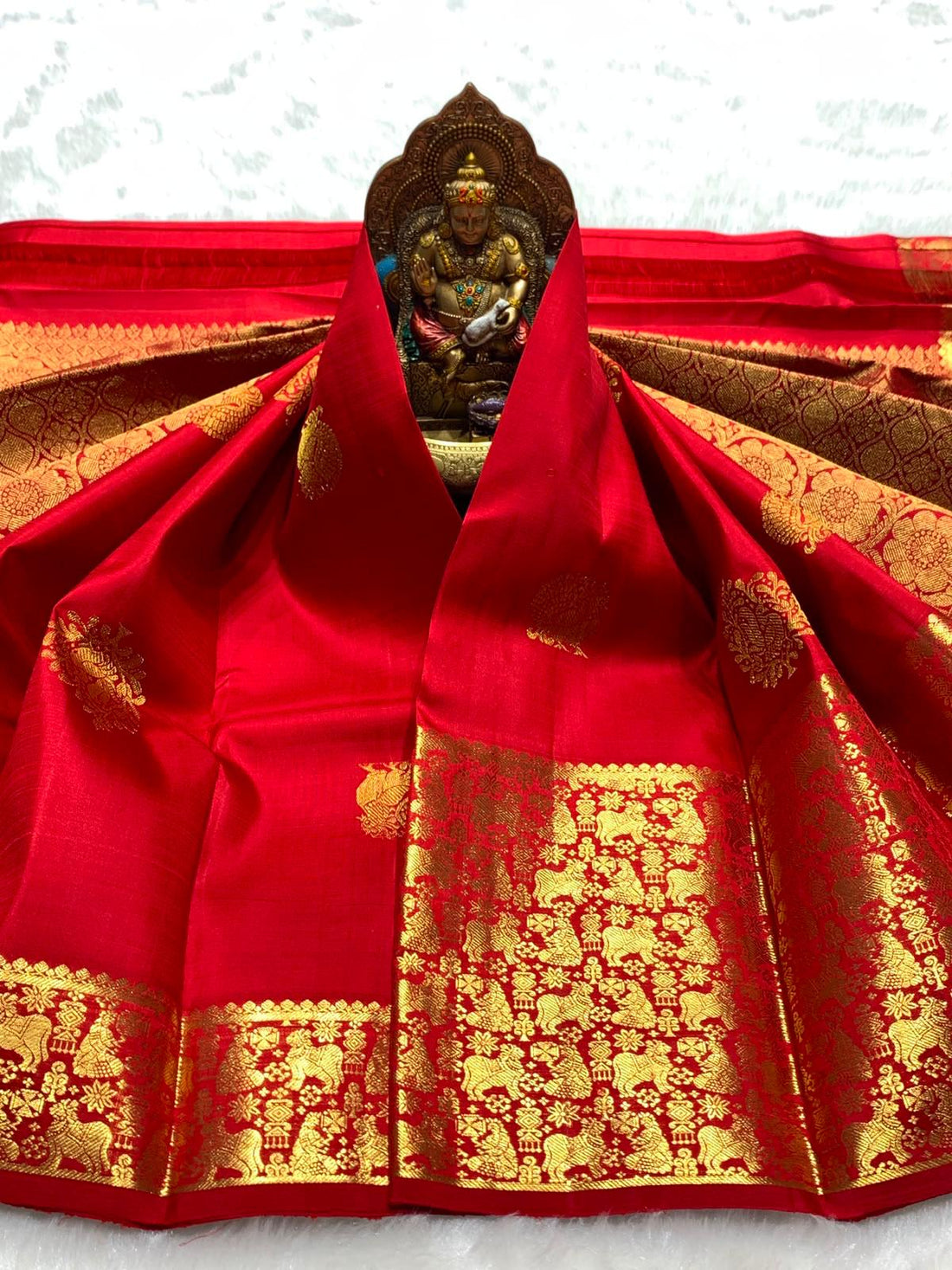 Seraglio Red Pure Banarasi Silk Saree With Exemplary Blouse Piece