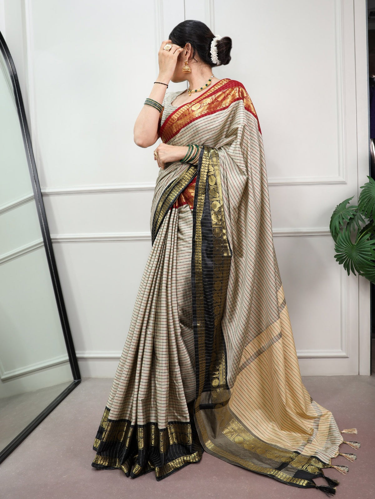 Lagniappe Grey Pure Banarasi Silk Saree With Deserving Blouse Piece