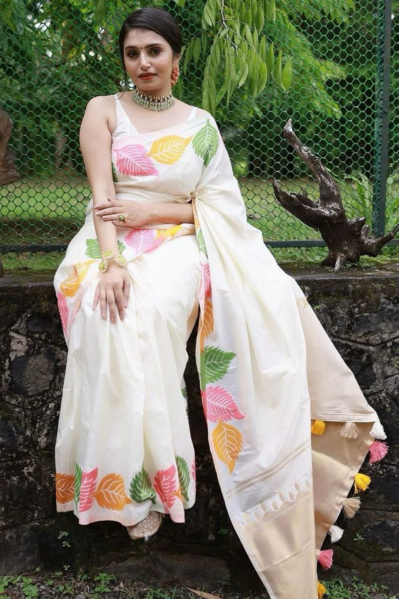 Sensational White Soft Silk Saree With Engrossing Blouse Piece