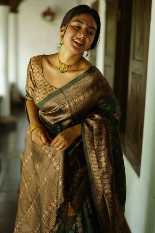 Load image into Gallery viewer, Captivating Green Soft Silk Saree With Twirling Blouse Piece
