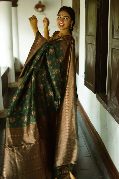 Load image into Gallery viewer, Captivating Green Soft Silk Saree With Twirling Blouse Piece
