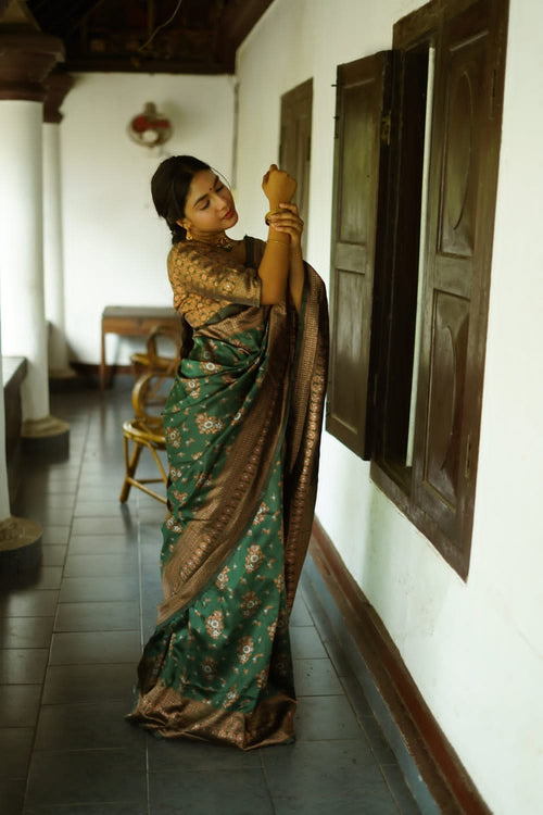 Load image into Gallery viewer, Captivating Green Soft Silk Saree With Twirling Blouse Piece
