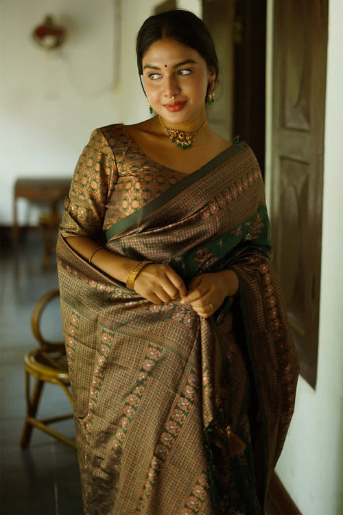 Load image into Gallery viewer, Captivating Green Soft Silk Saree With Twirling Blouse Piece
