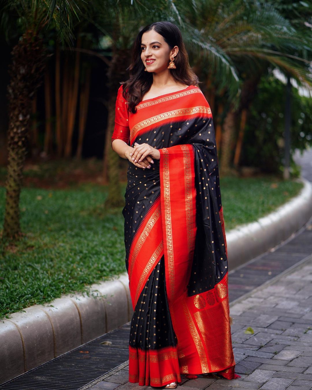 Super Extravagant Black Soft Silk Saree With Delightful Blouse Piece