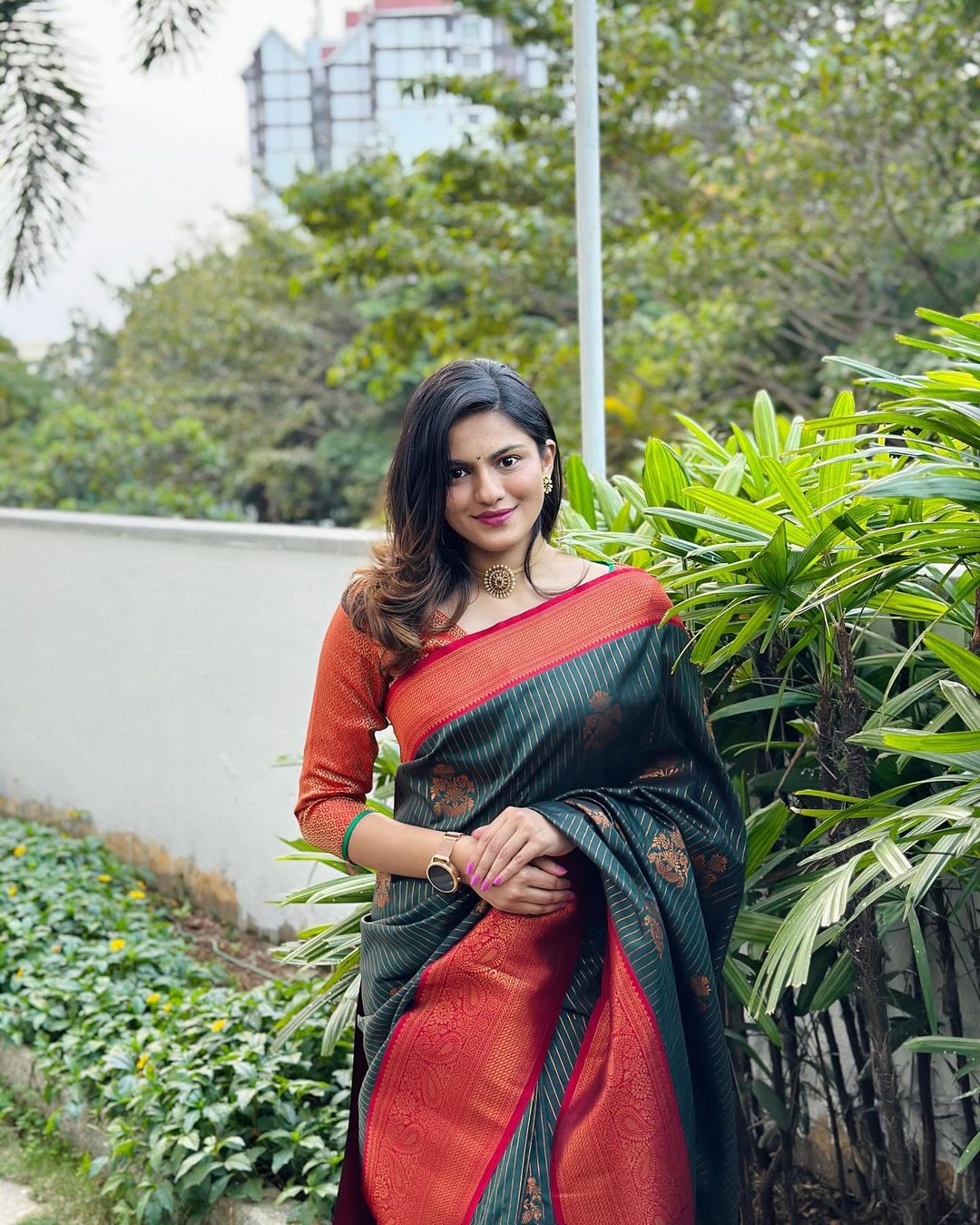 Blissful Dark Green Soft Silk Saree With Eye-catching Blouse Piece