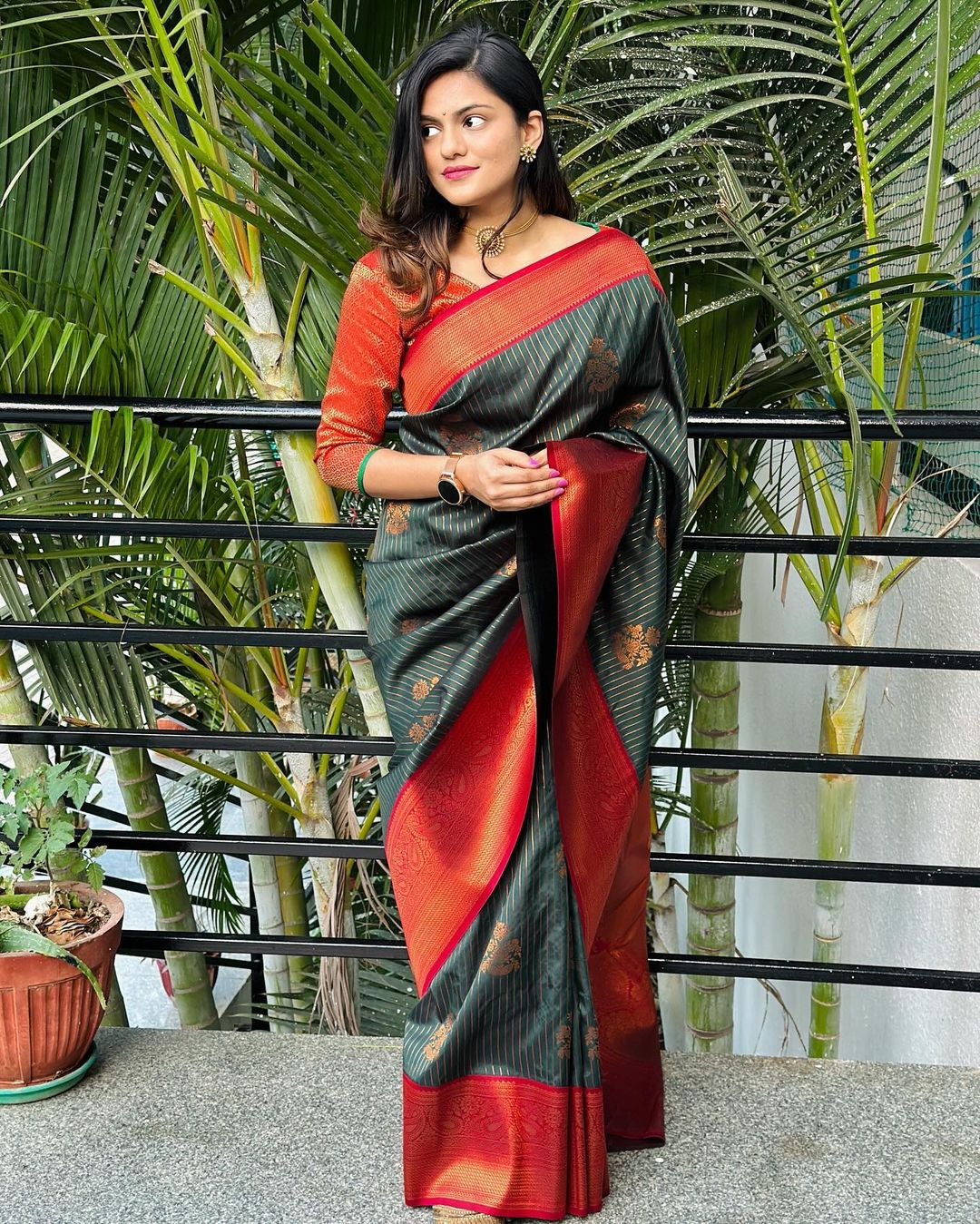 Blissful Dark Green Soft Silk Saree With Eye-catching Blouse Piece