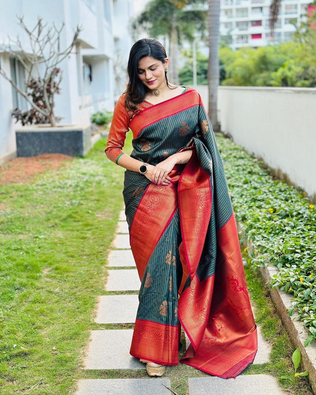 Blissful Dark Green Soft Silk Saree With Eye-catching Blouse Piece