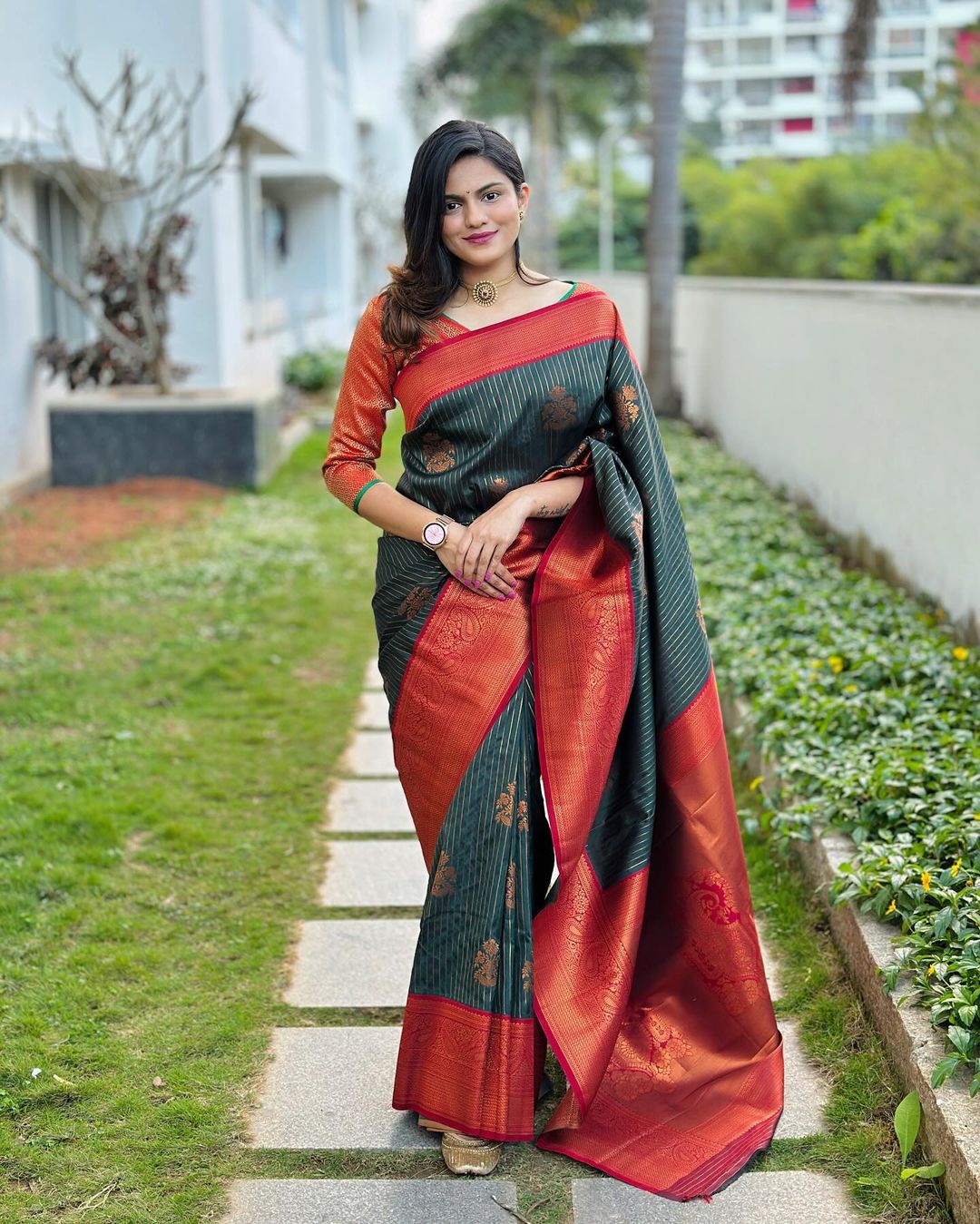 Blissful Dark Green Soft Silk Saree With Eye-catching Blouse Piece