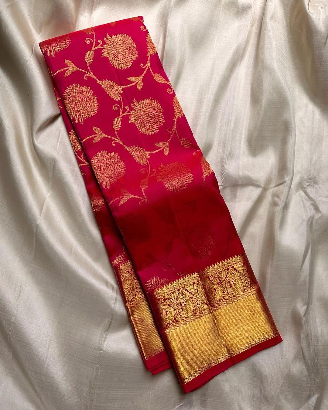 Mesmeric Red Soft Banarasi Silk Saree With Inspiring Blouse Piece