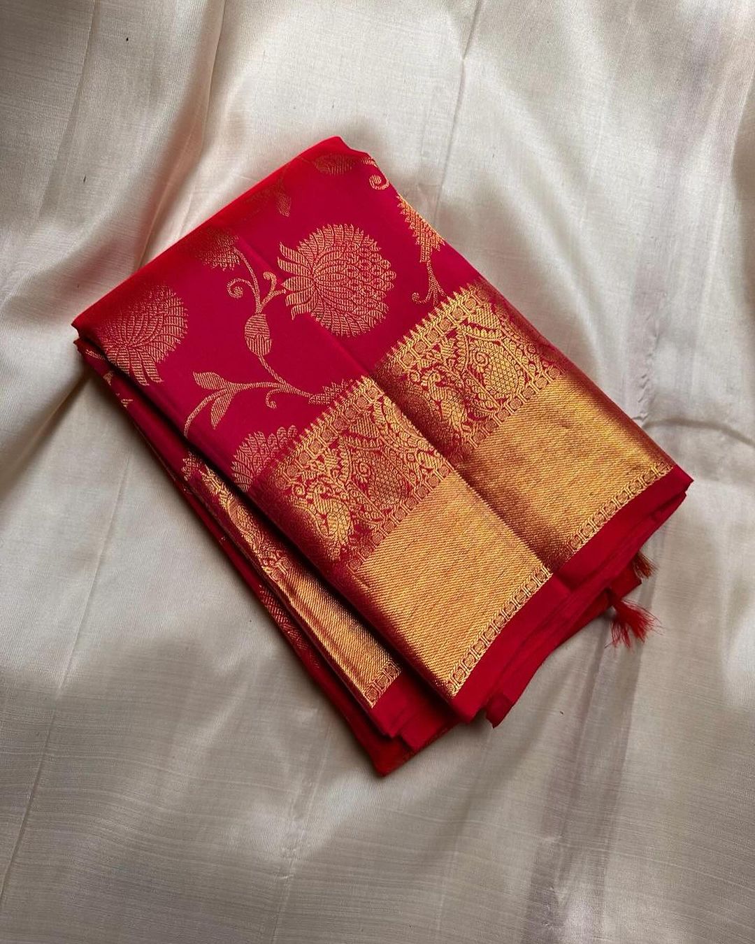 Mesmeric Red Soft Banarasi Silk Saree With Inspiring Blouse Piece