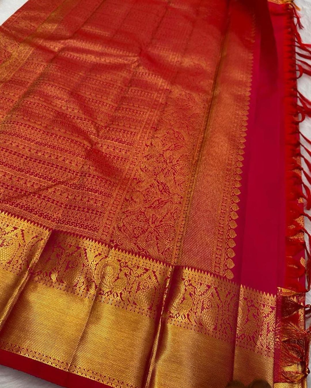 Mesmeric Red Soft Banarasi Silk Saree With Inspiring Blouse Piece