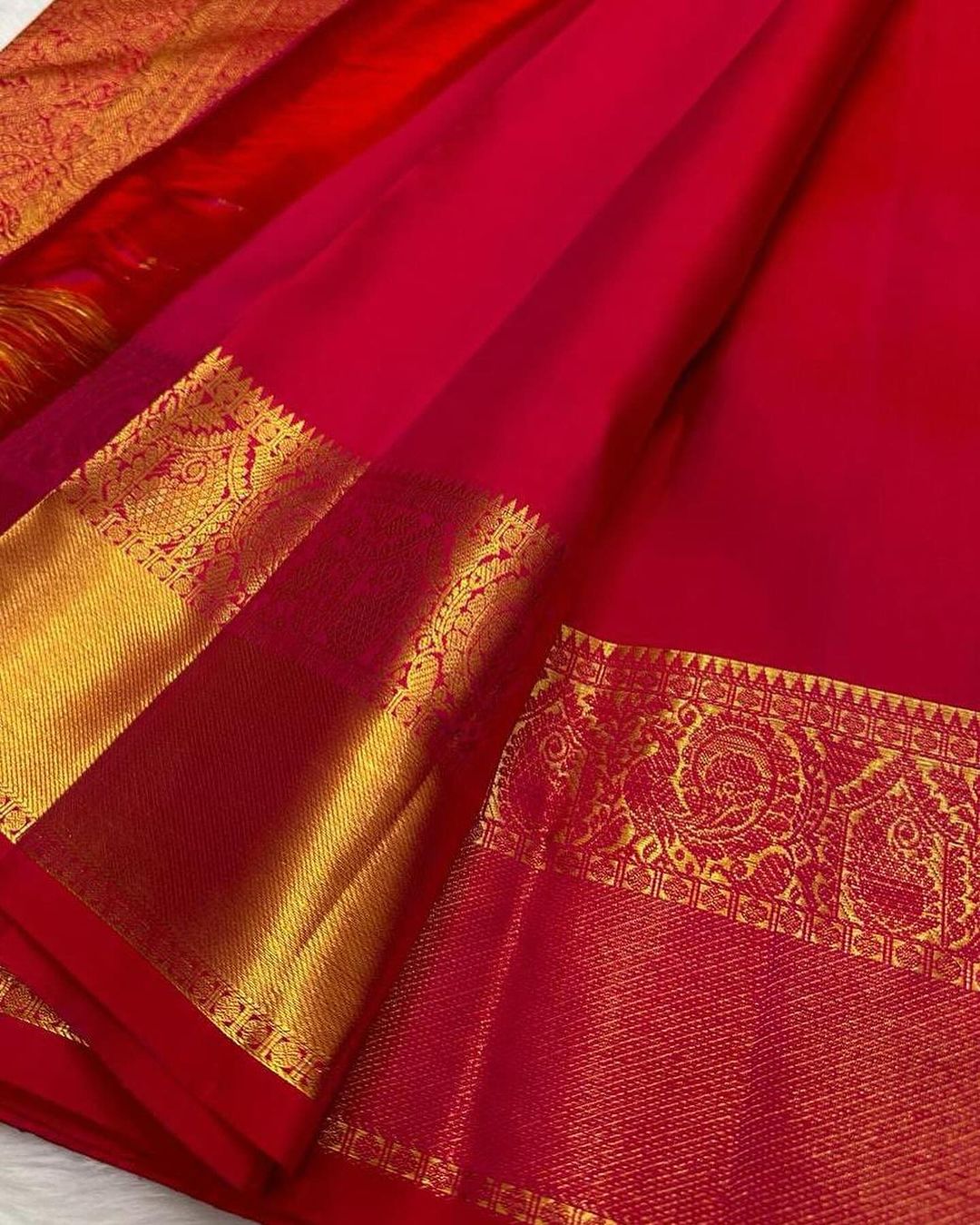 Mesmeric Red Soft Banarasi Silk Saree With Inspiring Blouse Piece