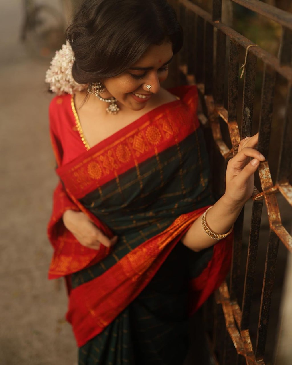 Dissemble Dark Green Soft Silk Saree With Bucolic Blouse Piece