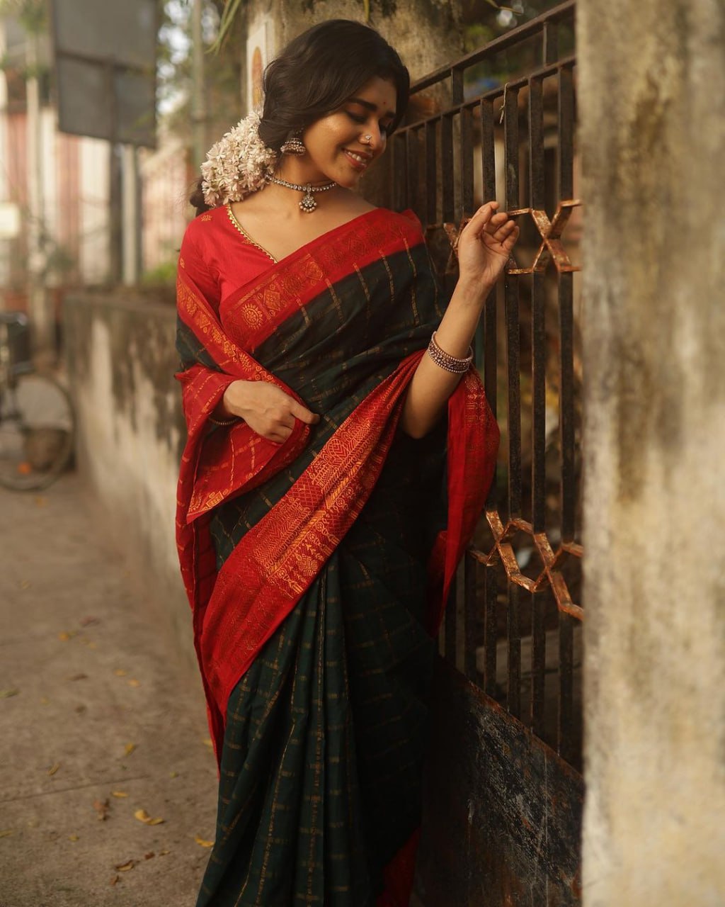 Dissemble Dark Green Soft Silk Saree With Bucolic Blouse Piece