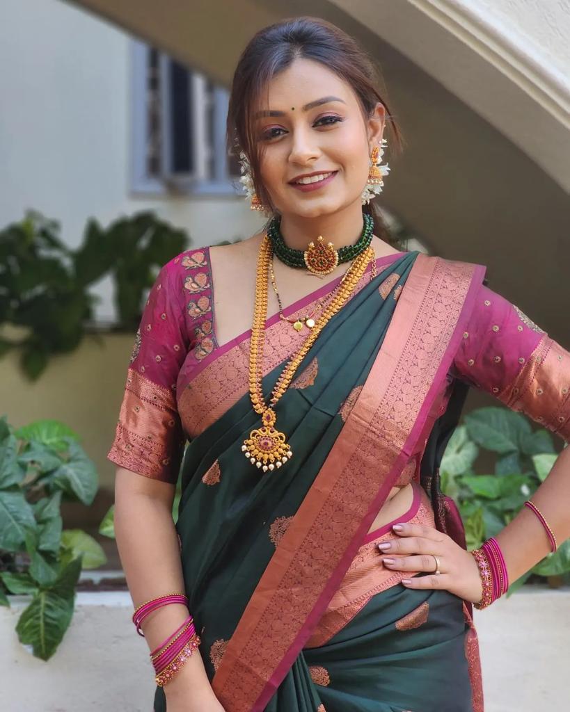 Exceptional Dark Green Soft Silk Saree With Glowing Blouse Piece