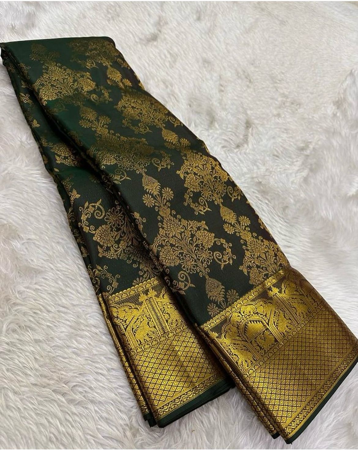 Devastating Dark Green Soft Banarasi Silk Saree With Exemplary Blouse Piece