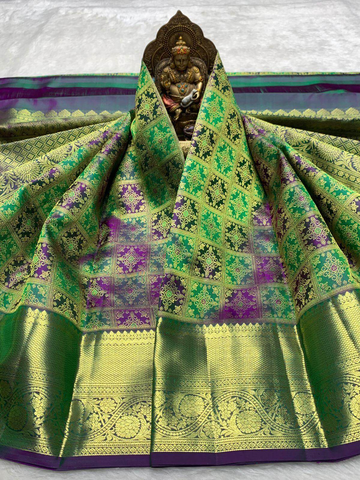 Adorning Green Pure Banarasi Silk Saree With Mellifluous Blouse Piece