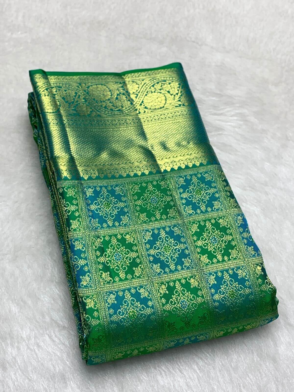 Staggering Parrot Pure Banarasi Silk Saree With Super classy Blouse Piece