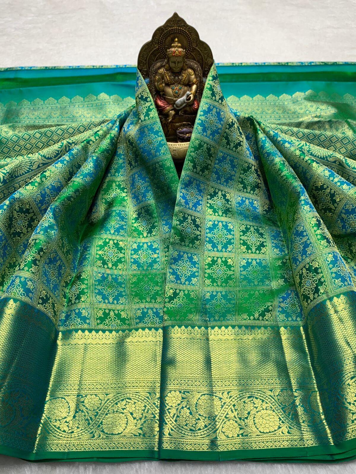 Staggering Parrot Pure Banarasi Silk Saree With Super classy Blouse Piece