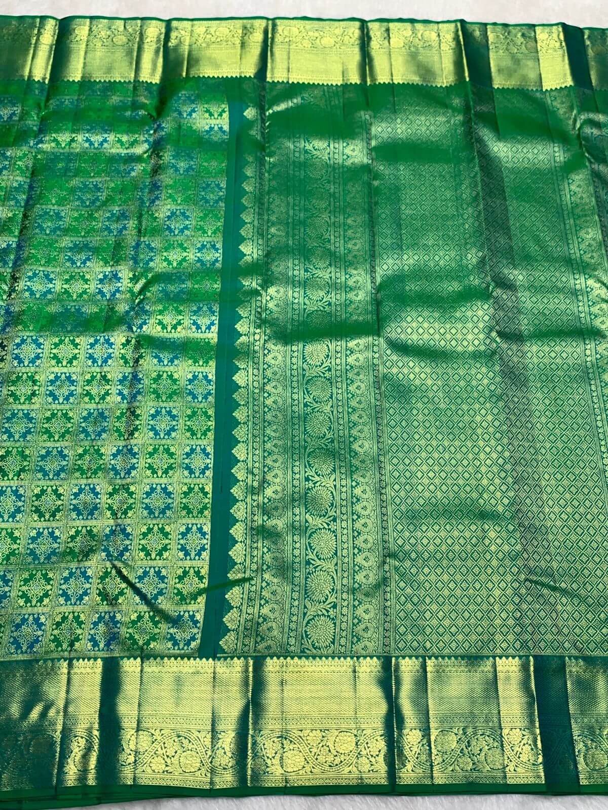 Staggering Parrot Pure Banarasi Silk Saree With Super classy Blouse Piece