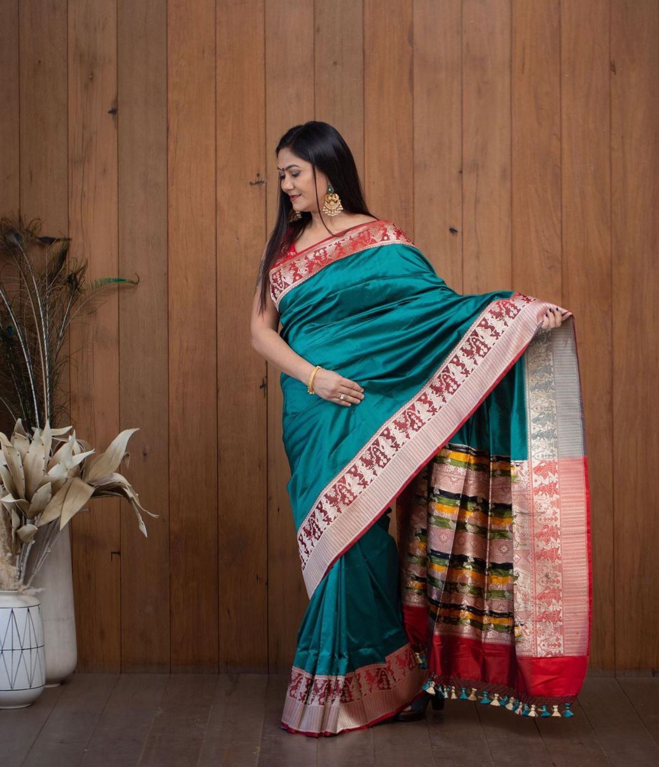 Glorious Rama Paithani Silk Saree With Ethnic Blouse Piece