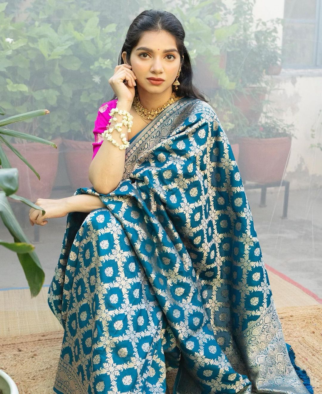 Desuetude Rama Soft Silk Saree With Bewitching Blouse Piece