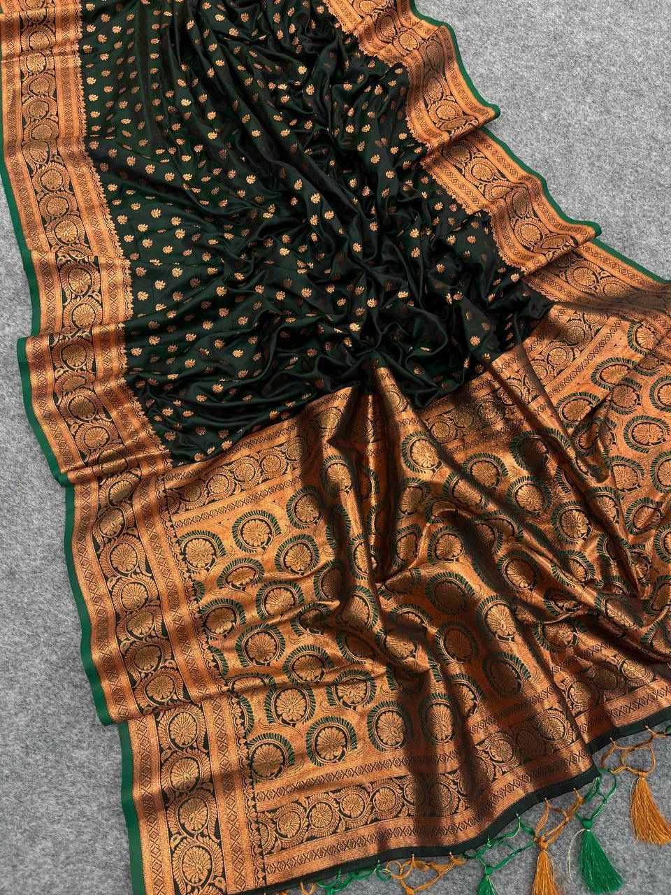 Flameboyant Dark Green Soft Banarasi Silk Saree With Admirable Blouse Piece