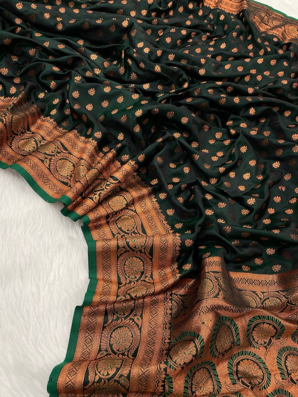 Flameboyant Dark Green Soft Banarasi Silk Saree With Admirable Blouse Piece