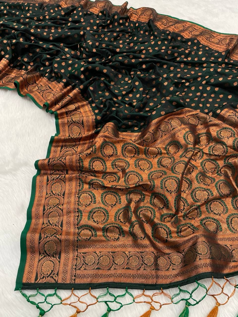 Flameboyant Dark Green Soft Banarasi Silk Saree With Admirable Blouse Piece