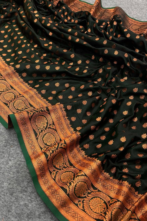 Load image into Gallery viewer, Flameboyant Dark Green Soft Banarasi Silk Saree With Admirable Blouse Piece
