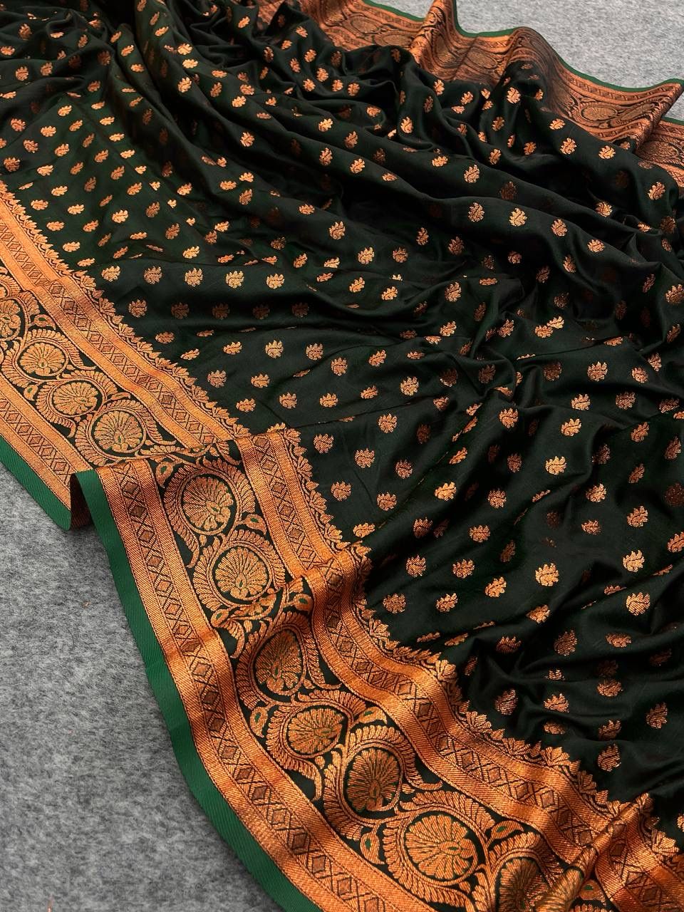 Flameboyant Dark Green Soft Banarasi Silk Saree With Admirable Blouse Piece