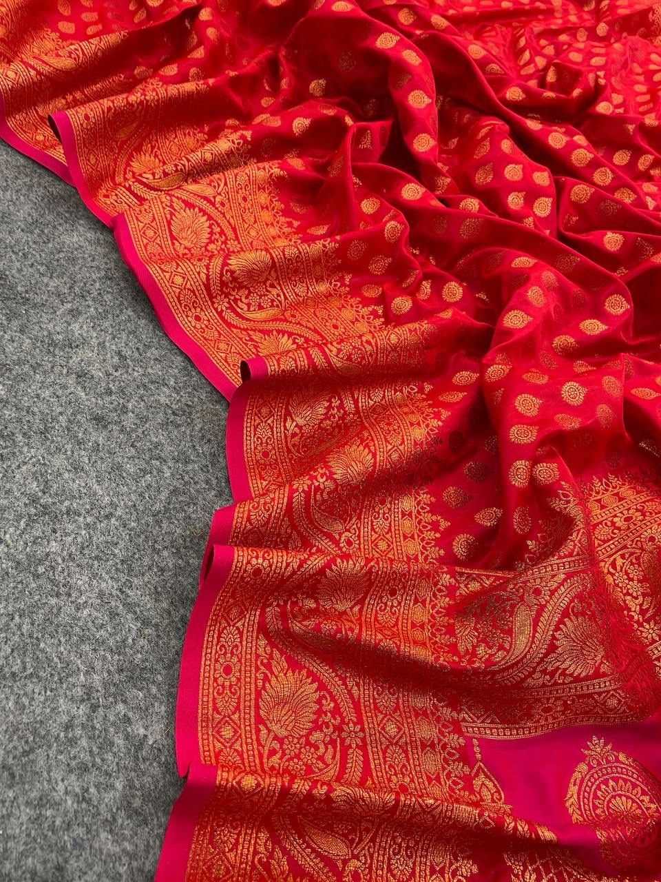 Conflate Red Soft Banarasi Silk Saree With Lissome Blouse Piece