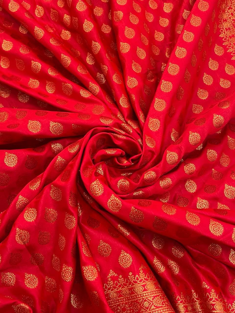 Conflate Red Soft Banarasi Silk Saree With Lissome Blouse Piece