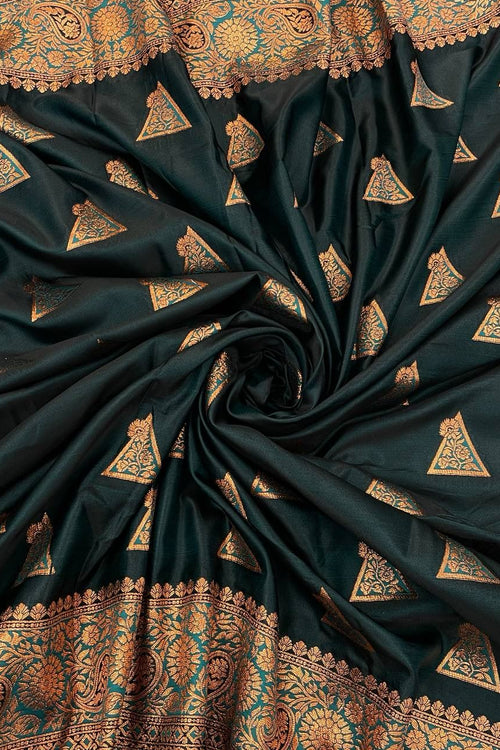 Load image into Gallery viewer, Pleasant Dark Green Soft Banarasi Silk Saree With Breathtaking Blouse Piece
