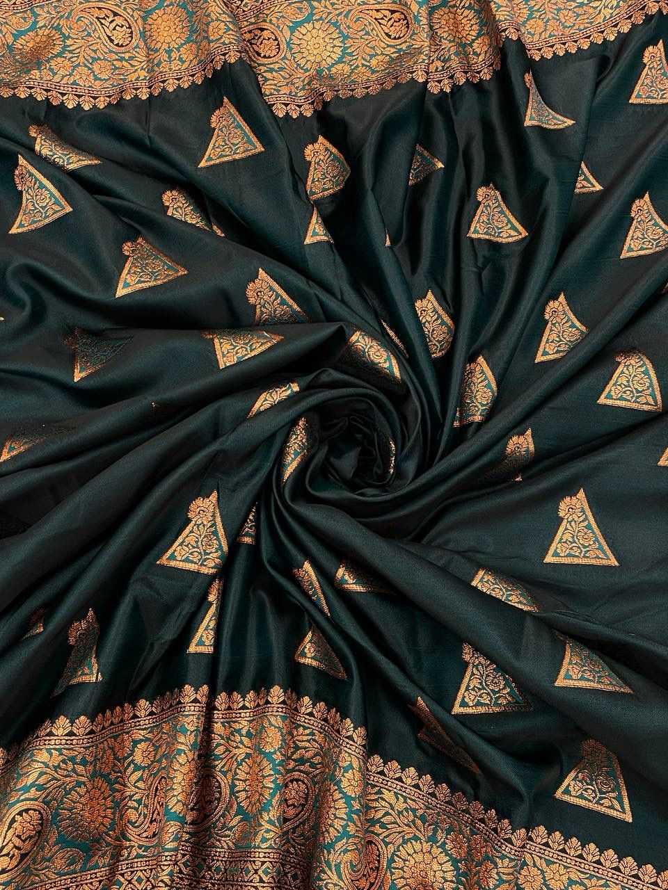 Pleasant Dark Green Soft Banarasi Silk Saree With Breathtaking Blouse Piece