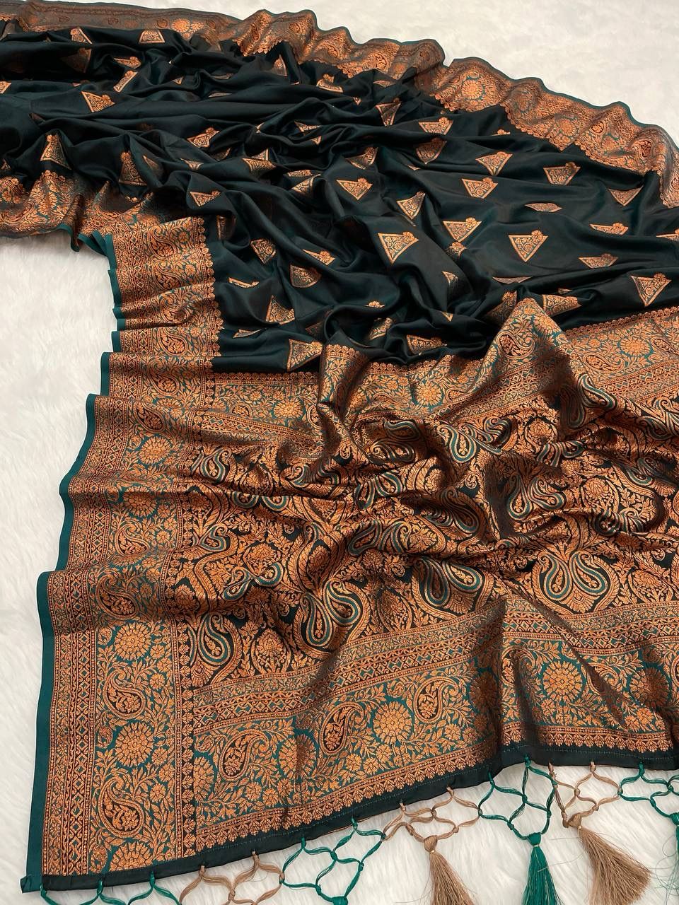 Pleasant Dark Green Soft Banarasi Silk Saree With Breathtaking Blouse Piece