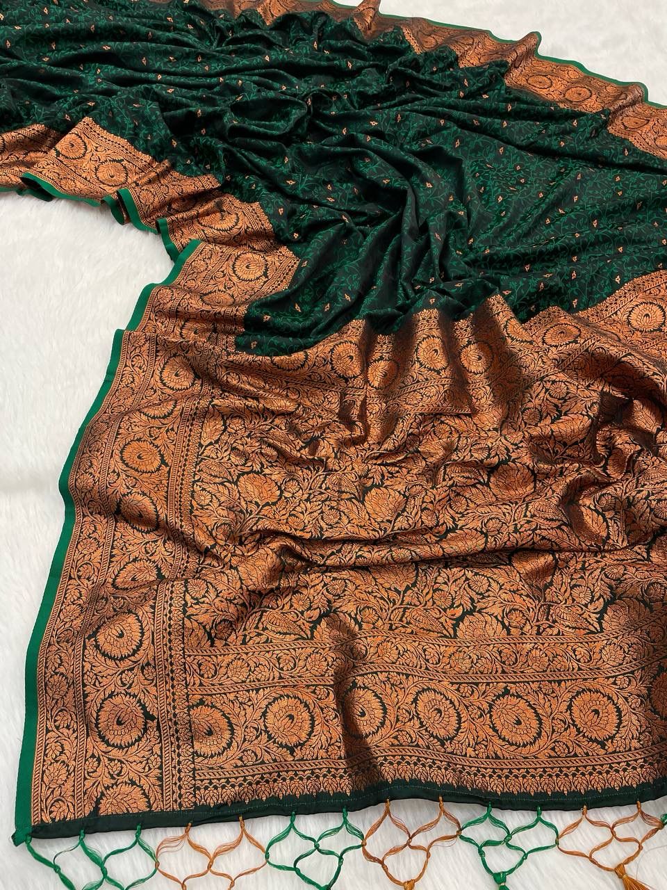 Flameboyant Dark Green Soft Banarasi Silk Saree With Exceptional Blouse Piece