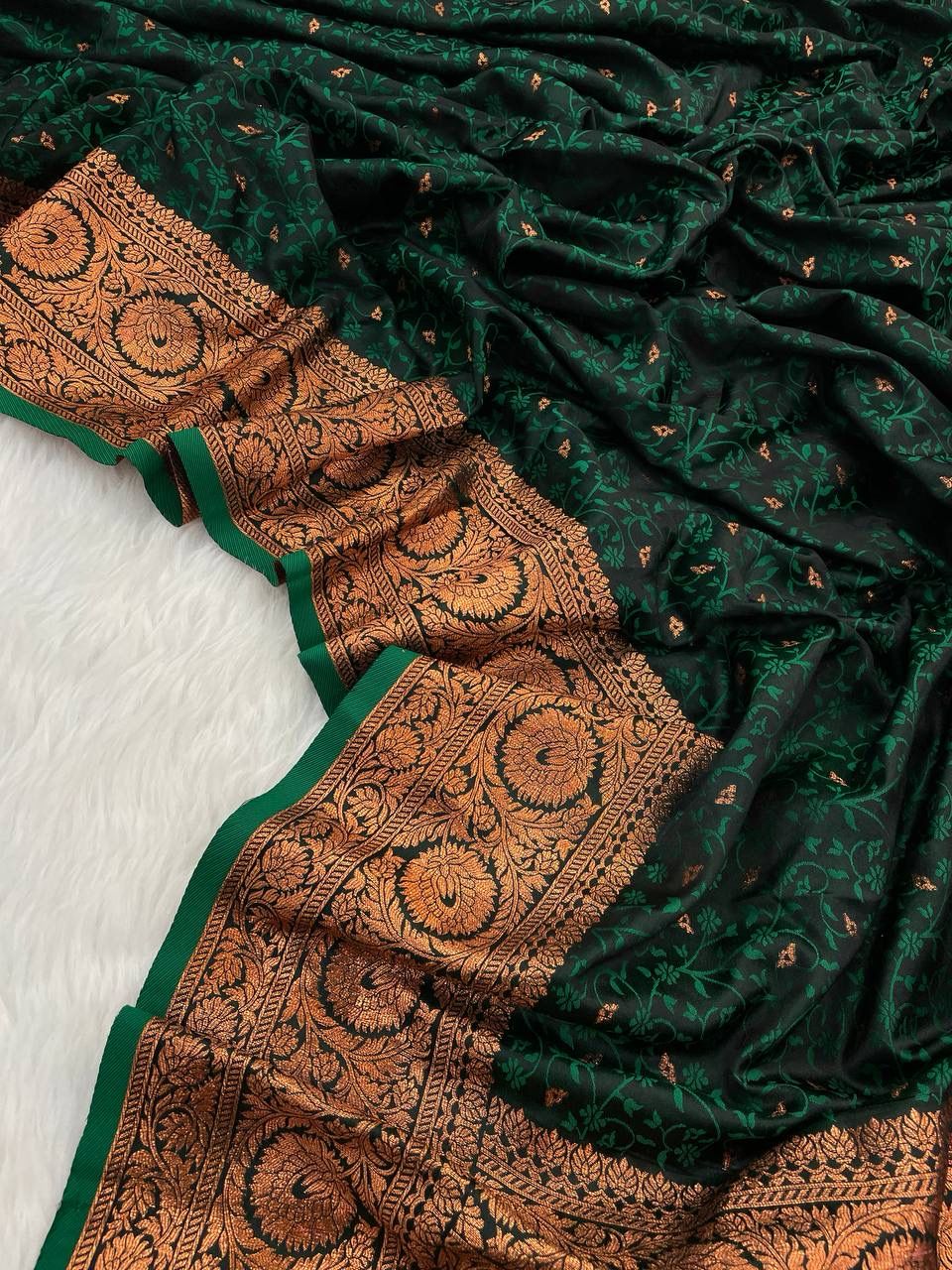 Flameboyant Dark Green Soft Banarasi Silk Saree With Exceptional Blouse Piece