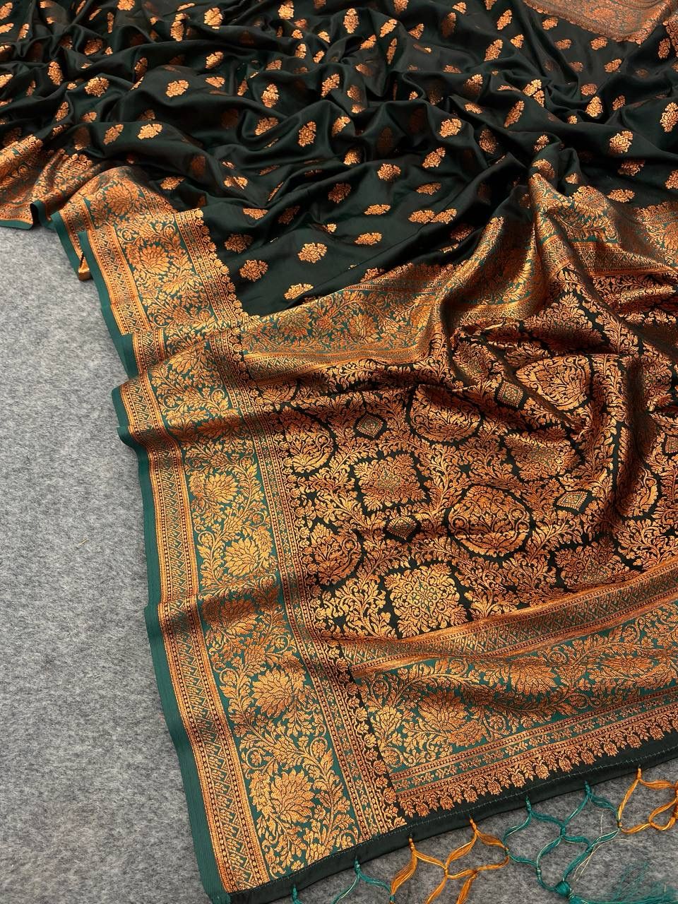 Lissome Dark Green Soft Banarasi Silk Saree With Surreptitious Blouse Piece