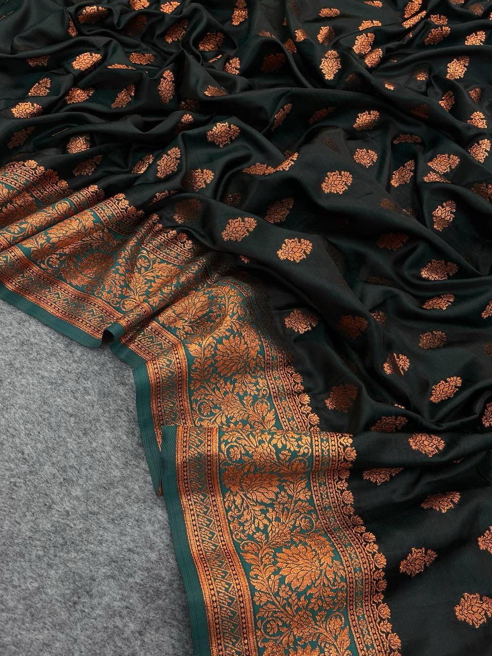 Lissome Dark Green Soft Banarasi Silk Saree With Surreptitious Blouse Piece