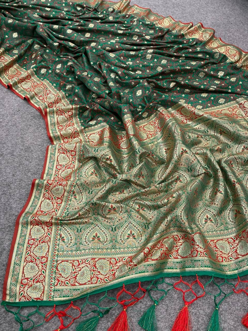 Murmurous Dark Green Soft Banarasi Silk Saree With Resplendent Blouse Piece