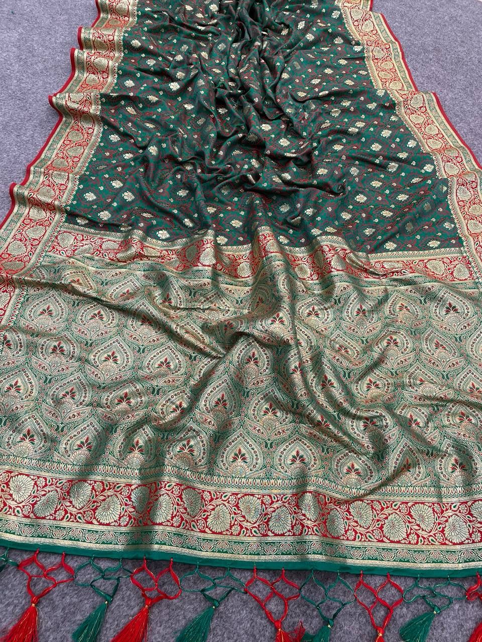 Murmurous Dark Green Soft Banarasi Silk Saree With Resplendent Blouse Piece