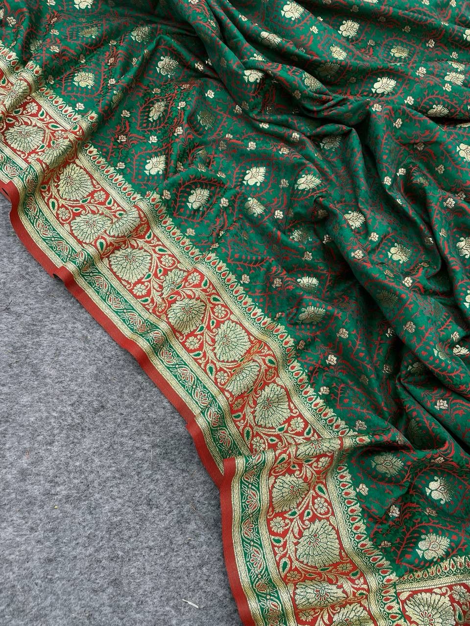 Murmurous Dark Green Soft Banarasi Silk Saree With Resplendent Blouse Piece