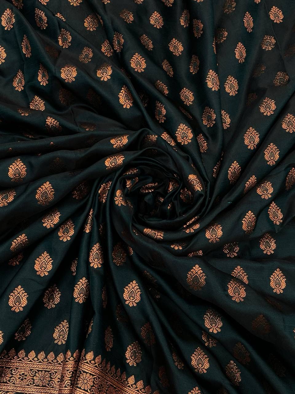 Exquisite Dark Green Soft Banarasi Silk Saree With Snappy Blouse Piece