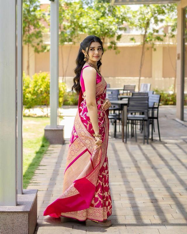 Sophisticated Dark Pink Soft Silk Saree With Gratifying Blouse Piece